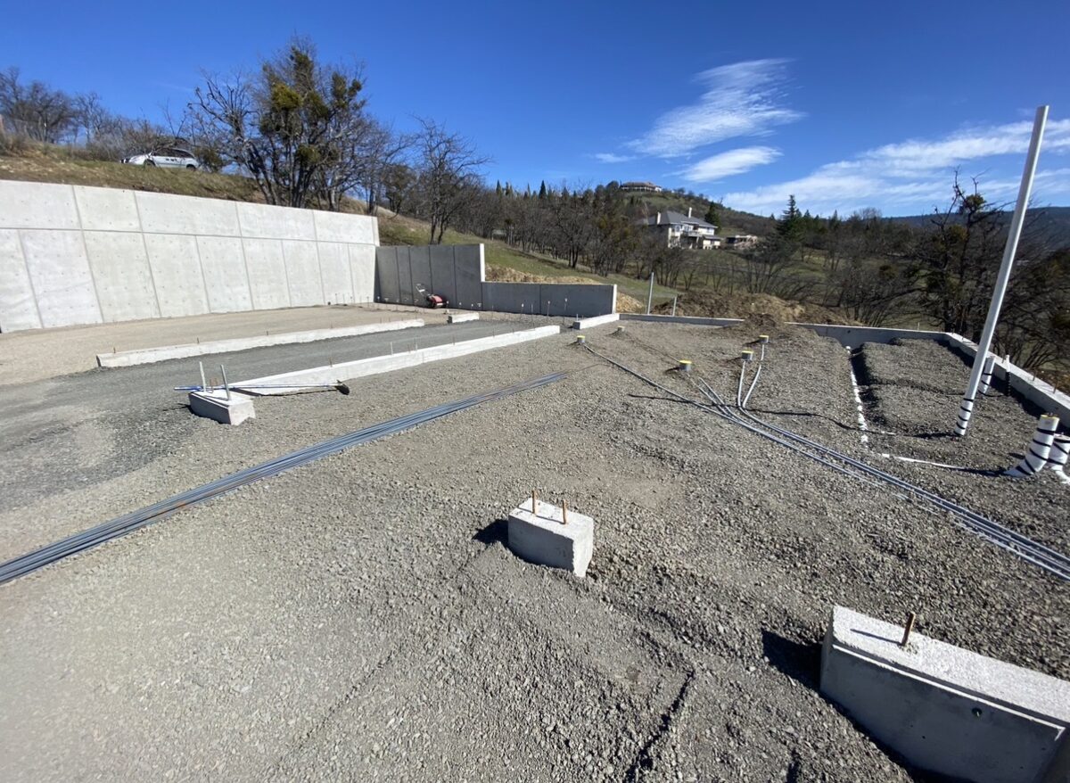 Engineered concrete retaining wall on a hillside lot in Medford, Oregon