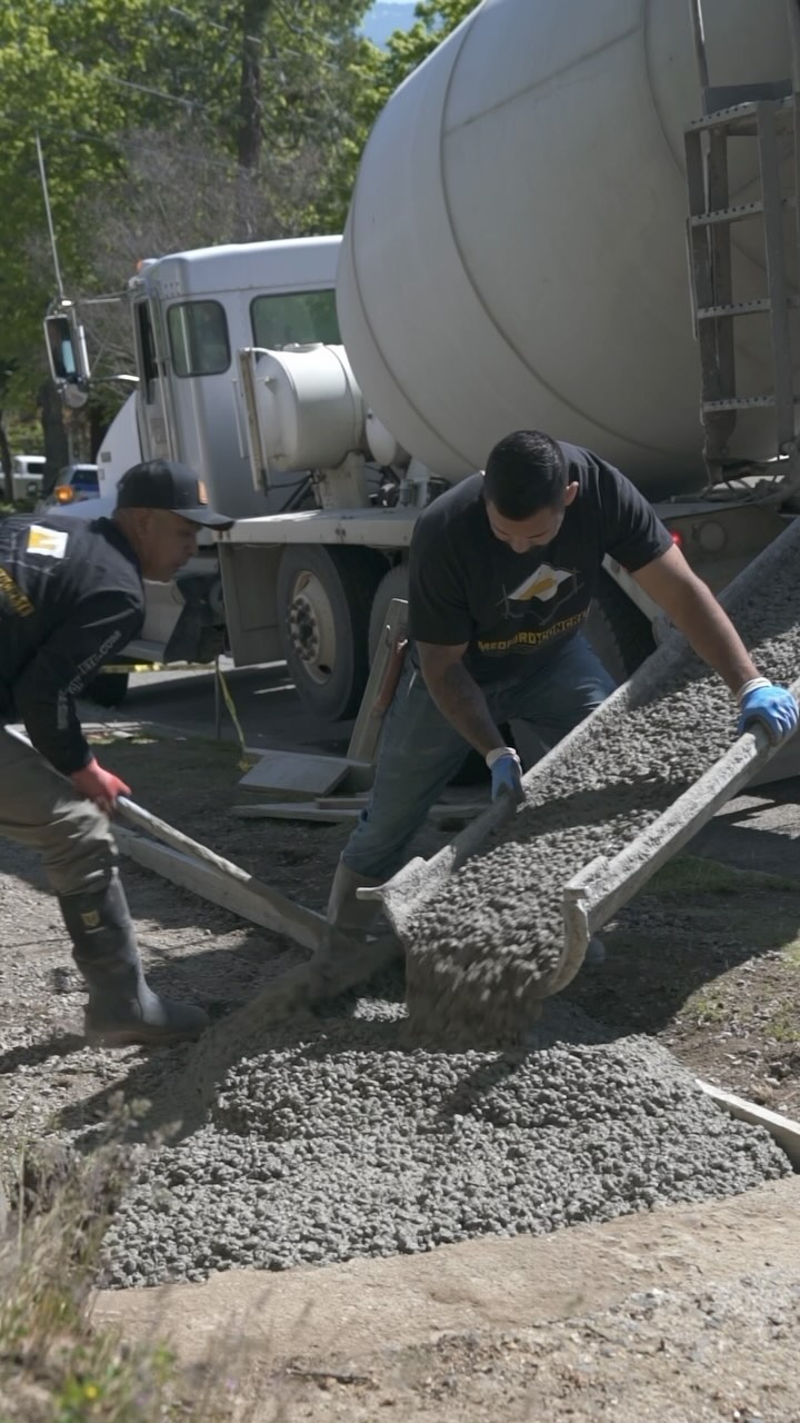 Concrete retaining wall on a Medford, Oregon hillside lot