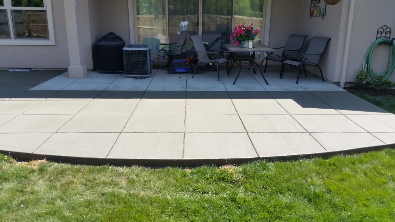 Concrete retaining wall on a Medford, Oregon hillside lot